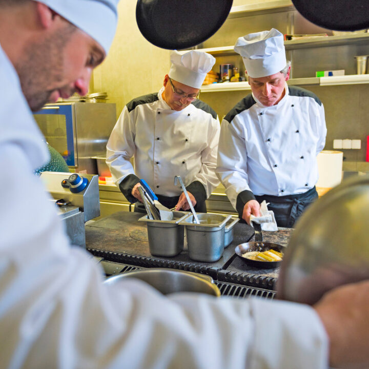 Koks werken in een keuken