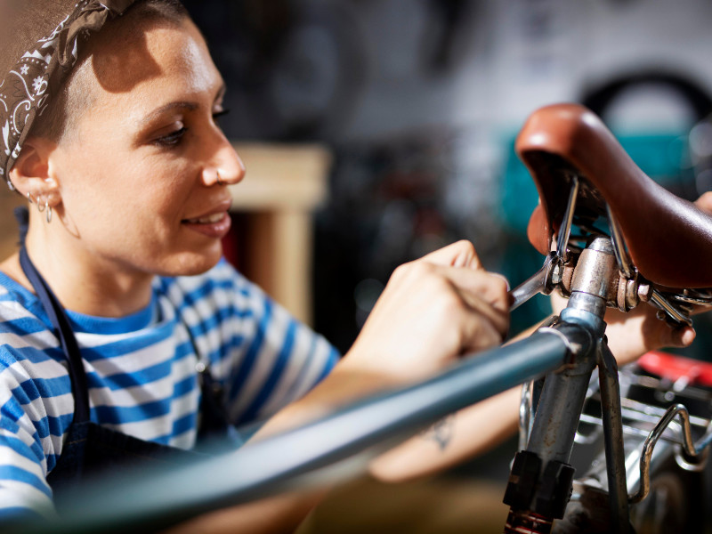 Vrouw repareert fietszadel